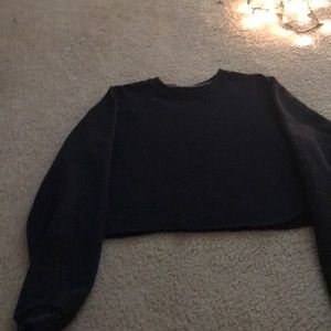 I’m selling a crop top shirt is black ,long sleeve